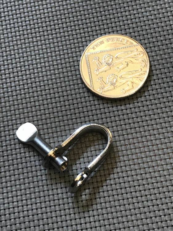 Jib halyard shackle (key pin)